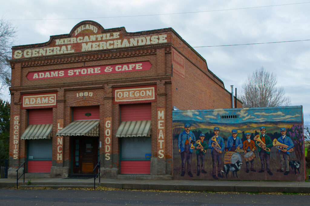 The old Adams Store and Cafe, courtesy https://commons.wikimedia.org/w/index.php?curid=23012093